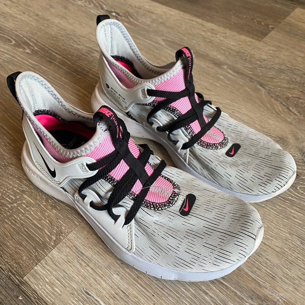 Nike Women's Light Gray and Pink Athletic Sneakers